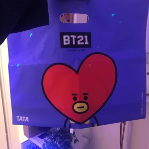 bt21 påse - Bts bt21 påse med tata på ena sidan och van på andra! Påsen är äkta och kommer från line store i new york!