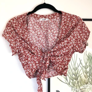 Somrig blus  - Jättegullig knytblus från pull&bear, använd 1 gång. Säljer eftersom den har blivit för liten för mig 😞70+frakt 💜 (lånad bild) 