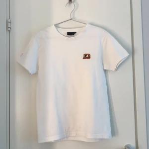Hov1 merch, snake, strl S - Hov1’s snake-tshirt i bra skick trots att den är använd en del. Orginalpris, 300 kr. Frakt ingår inte i priset.