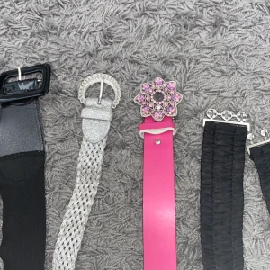 Skärp  - Säljer dessa 4 snygga skärp! Skulle tippa på att de funkar för de flesta (strl XS-M?). 30kr/st!
