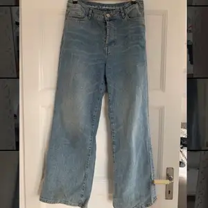 Blåa wide leg jeans i storlek 28 från Bikbok, älskar modellen men tyvärr är de för korta på mig för min smak(jag är strax över 1,70). I bra skick. Köpare står för frakt. Nypris ca 500/600kr