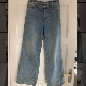 Blåa wide leg jeans  - Blåa wide leg jeans i storlek 28 från Bikbok, älskar modellen men tyvärr är de för korta på mig för min smak(jag är strax över 1,70). I bra skick. Köpare står för frakt. Nypris ca 500/600kr