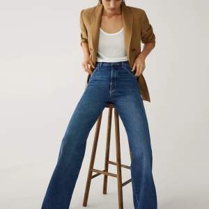 Säljer ett par jeans i modellen high-Rise & wide-leg ifrån märket massimodutti. Är i storlek 40, men passar bäst på någon med 38. Aldrig använda. Inköptes för ordinarie pris 700kr 