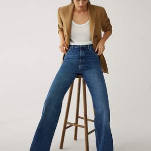 Säljer ett par jeans i modellen high-Rise & wide-leg ifrån märket massimodutti. Är i storlek 40, men passar bäst på någon med 38. Aldrig använda. Inköptes för ordinarie pris 700kr 