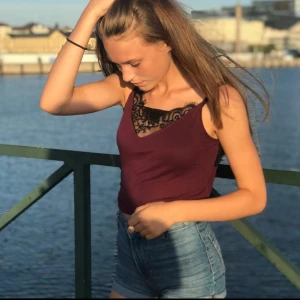 Spets linne - Detta fina spets linnet säljs pga dålig användning från mig😊                                                             Skick: bra skick✨ skriv om ni vill ha mer info/bilder