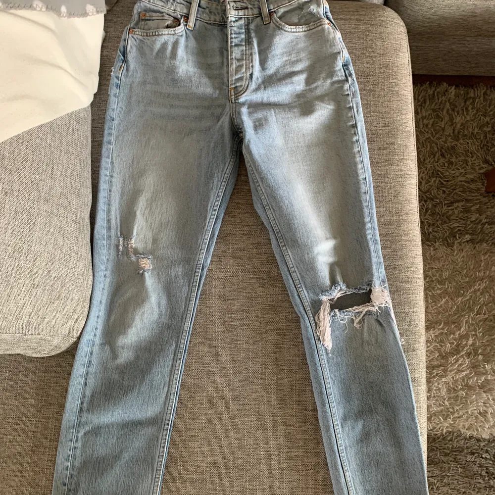 Slitna jeans från Gina Tricot! Knappt använd så är i väldigt bra skick. Köparen står för frakten!💞. Jeans & Byxor.