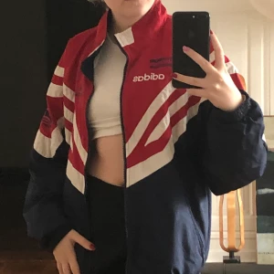 Vintage Adidas jacka - Vintage Adidas jacka från 80/90-talet. Supercool och bekväm. Storleken är lite oklar men skulle gissa på en L, dock passar den lite oversize på en small som på bilden. Frakt tillkommer 😇😇