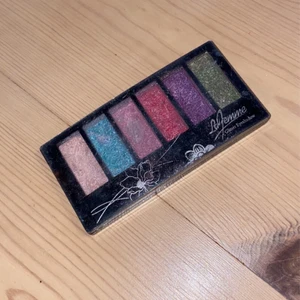 Ögonskuggspalett - En glittrig ögonskuggspalett med 6 stycken glittriga färger.