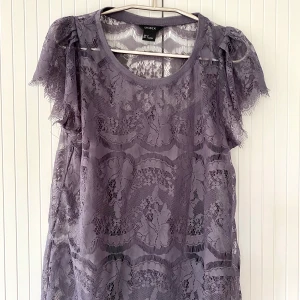 Topp - Topp säljes. Titta gärna bland mina andra annonser, har både bortskänktes och kläder till låga priser. Köper du fler så samfraktar jag för att spara på miljön. 😊 Frakten kostar 63kr. 