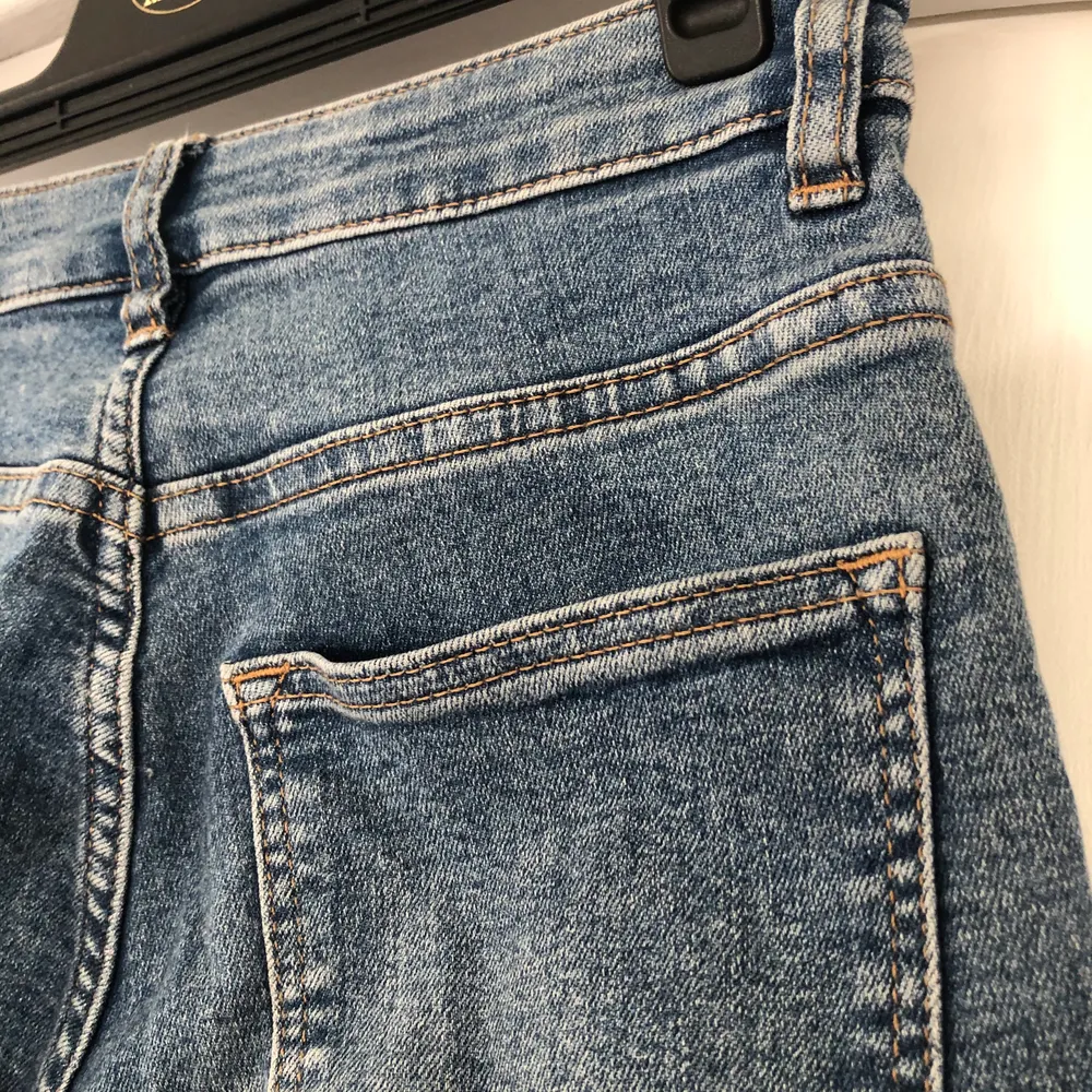 Fina högmidjade jeans från H&M i stretchig material. Färgen är som på första bilden. Nya kostade de 199kr. Köparen betalar frakt☺️. Jeans & Byxor.