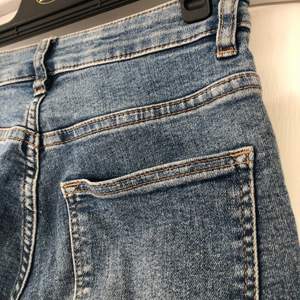 Fina högmidjade jeans från H&M i stretchig material. Färgen är som på första bilden. Nya kostade de 199kr. Köparen betalar frakt☺️
