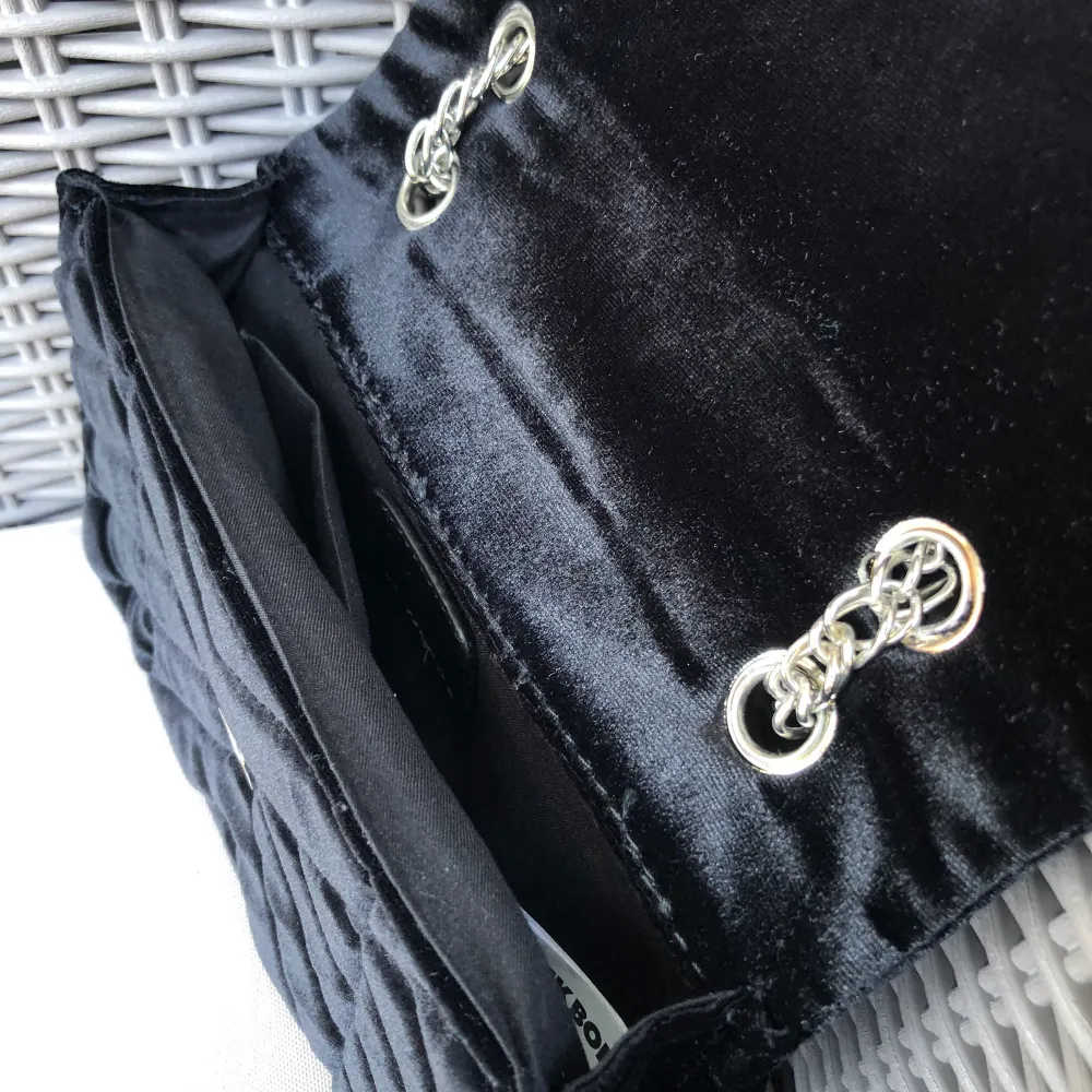 En oanvänd väska från Bikbok, med silver detaljer och är i sammet. Det går att förkorta och förlänga axelremen så att man kan bära den på olika sätt. Frakt tillkommer annars finns jag i Stockholm 🖤. Väskor.