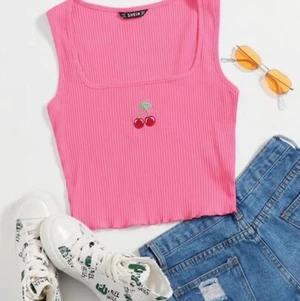 Topp från Shein! - Helt ny topp från Shein! Endast testad då paketet kom idag! Strl M. Frakten ingår i priset. Om flera är intresserade blir det budgivning!