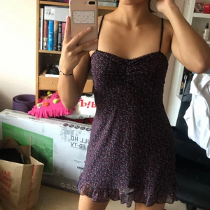 Blommig klänning med mesh tyg - Skitsnygg klänning som har små blommor och är gjord av mesh. Köparen står för frakt💕