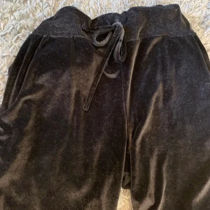 Mjukis - Jättefina mjukisar i mjukt material som aldrig används, vet inte storlek men passar mig som vanligtvis har S! kontakta mig för mer information💕