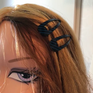 Hårklämmor  - Hårklämmor med blåa och svarta ränder, knappt använda. Köparen står för frakten (11 kr)💗