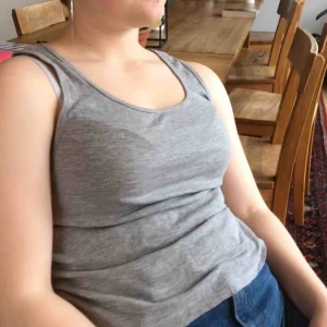  - Basic ribbat linne som är perfekt för dagar på stranden eller under en skjorta! Mycket bra skick! Köparen står för fraktkostnad