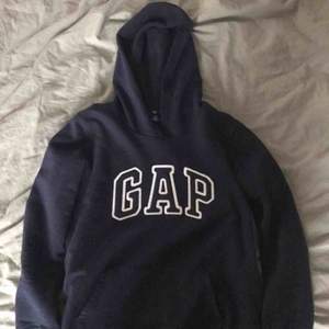 Mörkblå hoodie från gap. Säljer pga att de inte är min stil längre och är för liten. Knappt använd mycket bra skick. Står stl M men skulle säga att de är en xs/s. Köparen står för frakt Skriv privat för mer info.⚡️