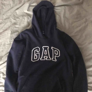  - Mörkblå hoodie från gap. Säljer pga att de inte är min stil längre och är för liten. Knappt använd mycket bra skick. Står stl M men skulle säga att de är en xs/s. Köparen står för frakt Skriv privat för mer info.⚡️