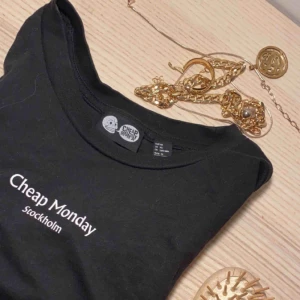  - Superfin cheap monday t-shirt i nyskick! Lite översidas och längre i armarna! Svinsnygg till svarta jeans. Orginalpris 200kr