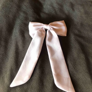  - Super gullig rosett att ha i håret exempelvis, från glitter, ny pris 89kr mitt pris 35kr