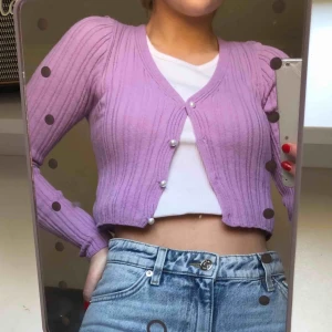  - En as fin och trendig cardigan från nasty gal! Aldrig använd, bara provad två gånger. Tveka inte att fråga om ni vill ha fler bilder eller andra frågor. Köparen står för frakt💕✨ vid flera intresserade sker budgivning