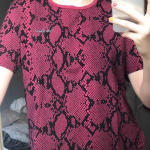  - Nästintill oanvänd T-shirt från Urban outfitters!