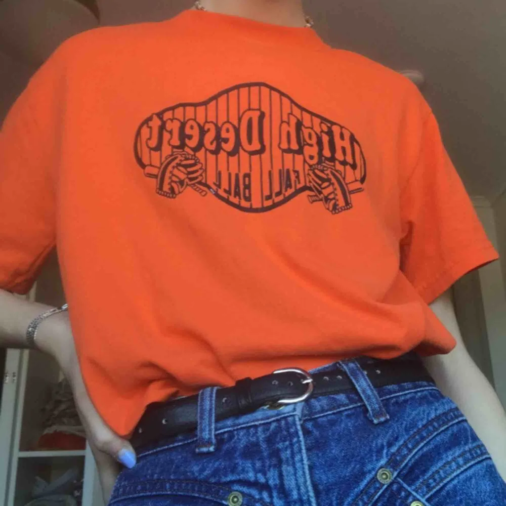 Orange baseball t-shirt🧡Köpt på secondhand🧡. T-shirts.