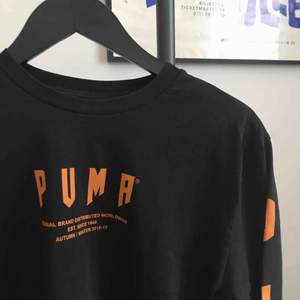 Långärmad oversized tröja från PUMA från deras höst/vinterkollektion 2016-17. Superbra skick, inte använts mycket alls. Stor i storlek, kan användas som klänning, passar från XS-L
