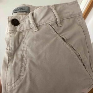  - ✨ Chinos från Hunkydory ✨ •Storlek Xs  •Knappt använda(2-3 gånger) •Nypris 1099 kr •Säljer för 190 kr  🧺Tvättade efter användning 📬Kan skickas mot fraktkostnad 🚫Djurfritt och rökfritt hem 📍Kan mötes upp i Mölnlycke