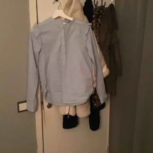  - Gullig blus från hm