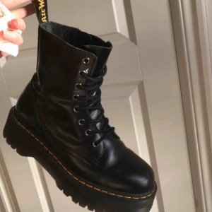  - INTRESSEKOLL!  Knappt använda, bara lite slitage längst fram. Är du intresserad av att köpa tveka inte att skicka ett bud! Frakt på 120kr. Inköpspris 2 200kr🧚🏽‍♀️🧚🏽‍♀️ 