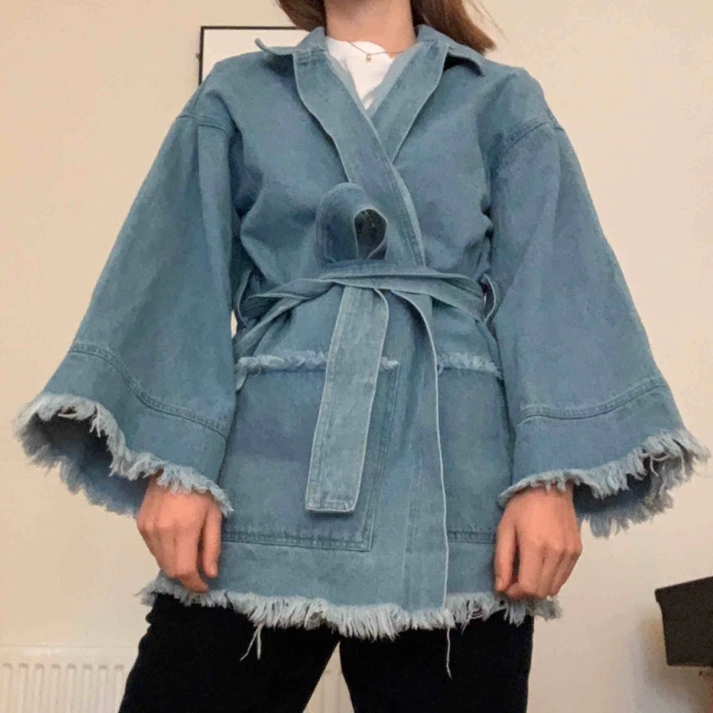 Kimono i denim från NA-KD. Den är storlek S men eftersom den är oversized så tror jag att den passar bra även på XS eller M, beroende på hur du vill att den ska sitta (jag har vanligen S). Helt oanvänd. Kan mötas i Malmö, annars tillkommer frakt💌. Jackor.