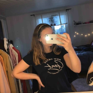  - Marinblå T-shirt från Gant. Sitter snyggt på och håller måtten storleksmässigt! Knappt använd. Köparen står för frakten 