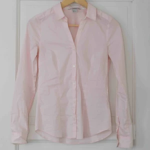  - Ljus rosa skjorta från H&M, fint skick. 