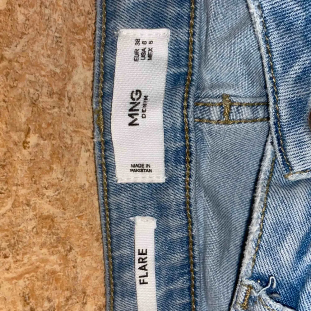 Ljusblåa bootcut jeans från mango, använda 1 gång! Ett hål vid ena skärp fästet som jag sytt ihop syns ej. Org pris 500kr (går lägst till 150kr+frakt). Jag är 167 och benen är långa på mig men funkar bra när jag har skor🥰 Frakt ingår ej i priset.. Jeans & Byxor.