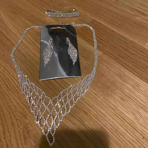  - Halsband, örhängen och hår smycke som passar perfekt till bal eller fest. Aldrig använd eftersom den passade inte med väskan jag hade på balen. Nypris: med värde av 500-600kr  