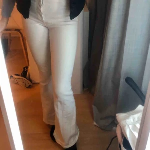  - Vita Flare byxor köpt från BIKBOK i storlek M. (original pris 600kr)