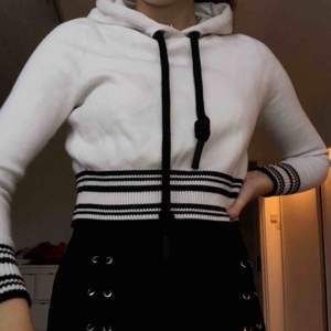 Vit hoodie från Zara i storlek M men passar även på XS-S. Säljs för 120kr och knappt använd:)  Kan mötas upp i Stockholm annars står köpare för frakt☺️