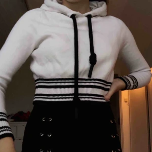  - Vit hoodie från Zara i storlek M men passar även på XS-S. Säljs för 120kr och knappt använd:)  Kan mötas upp i Stockholm annars står köpare för frakt☺️