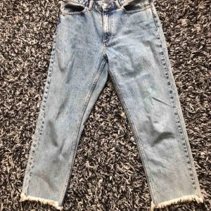  - ljusa jeans från Monki. Mycket bra skick, lite kortare modell. Jag är 1,65 lång. Storlek 26 i midjan.