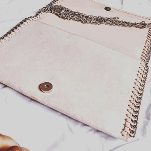 Ärm väska  - Ärm väska från Nelly i bra skick. Ha använt tre gånger. Original priset är 299kr. Frakt 60kr, priset kan diskuteras.