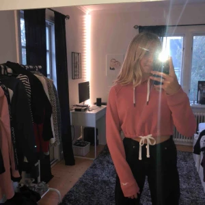  - Jätte snygg kort hoodie från Hollister Storlek xs, aldrig använd! Köparen står för frakt