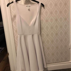  - Säljer min vita klänning som jag har använt 1 gång. Den är köpt på Nelly 
