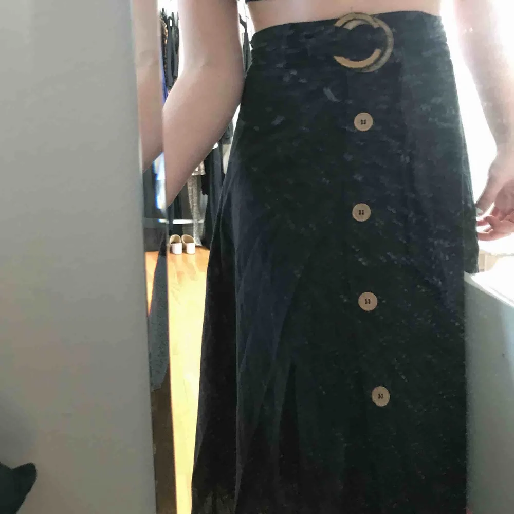 Modern kjol från NAKD, använd 1 gång. Jätteskön!!! Ber om ursäkt för så pass smutsig spegel haha. Kjolar.