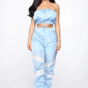 Snyggt sett från Fashion Nova  - Säljer det här snygga settet! Helt oanvänt. Säljer då det inte passade mig. Hoppas någon annan får glädje av den :)
