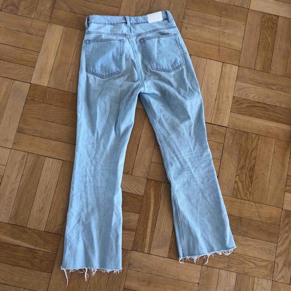 Jeans från weekday i modell mile, säljes pga fel storlek. . Jeans & Byxor.