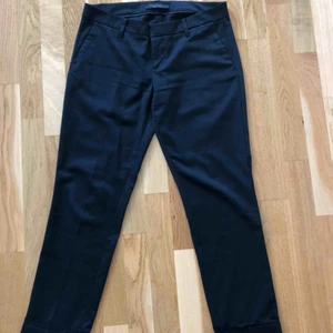  - Fina kostymbyxor från Twin-set 💫 •Storlek M •Svarta  •Mycket bra skick •Nypris var 1595 kr •Säljer för 120 kr •70% polyester, 28% ull, 2% elastan •Har en liten defekt(se sista bilden) 📬Kan skickas mot fraktkostnad 🚫Djurfritt och rökfritt hem 
