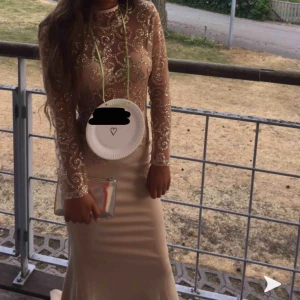  - Säljer min underbart fina balklänning som är uppsydd och figursydd. Passar dig som är cirka 155-170 cm. Har även ett släp. Nypris var cirka 2000. Hit me up om du har frågor! Har även en clutch och klackar som man kan köpa till⭐️