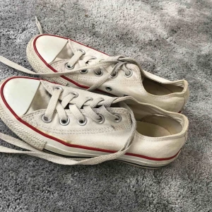  - Ett par converse. Ganska slitna